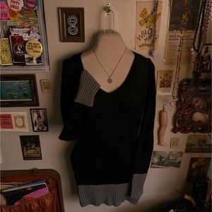 Guess V-Neck Cuffed Sweater Women's Medium/Large Charcoal Gray Slim Fitted